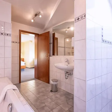 מלון Hotel-restaurant Weinhaus Grebel 3*